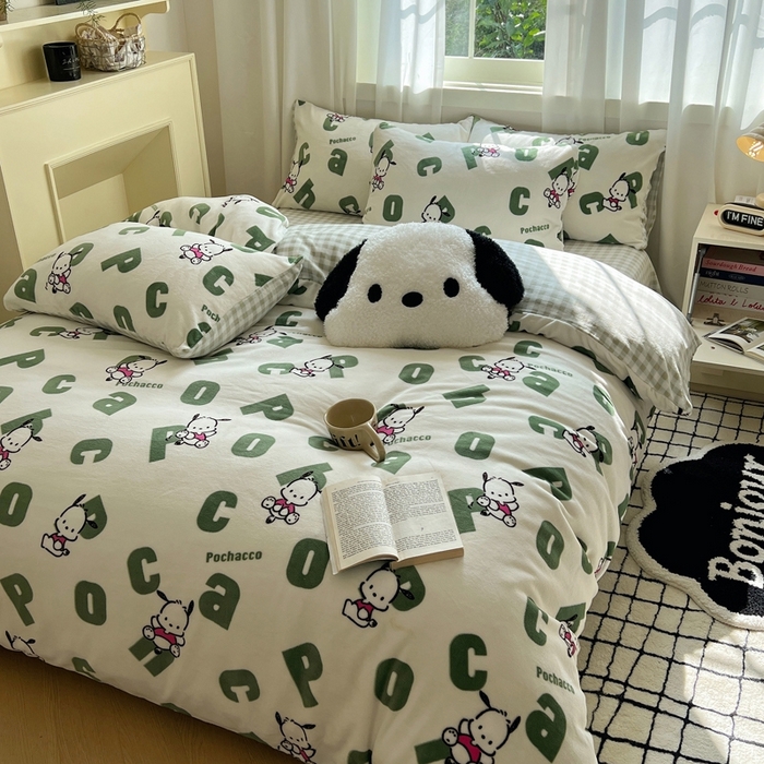 91家纺网 家纺一手货源 找家纺 三朵家纺 2025新款三丽鸥印花牛奶绒四件套 字母帕恰