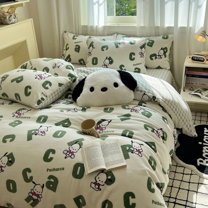 91家纺网 家纺一手货源 找家纺 三朵家纺 2025新款三丽鸥印花牛奶绒四件套 字母帕恰