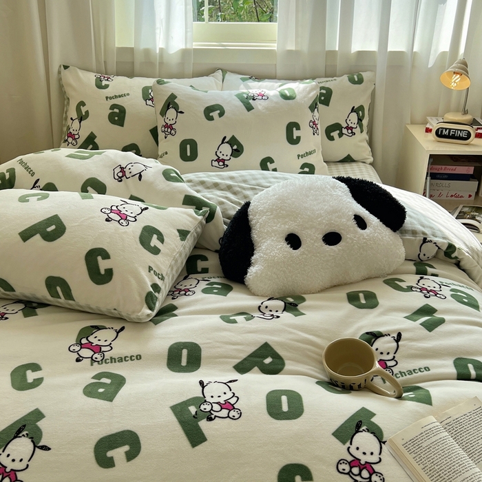 91家纺网 家纺一手货源 找家纺 三朵家纺 2025新款三丽鸥印花牛奶绒四件套 字母帕恰