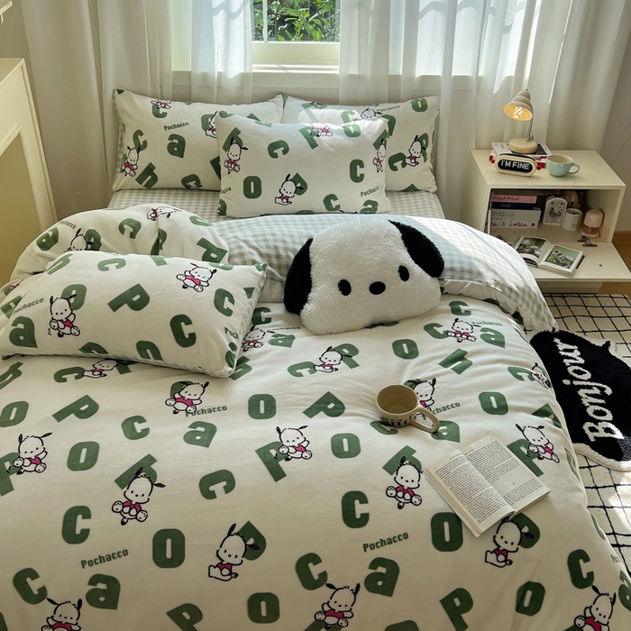 91家纺网 家纺一手货源 找家纺 三朵家纺 2025新款三丽鸥印花牛奶绒四件套 字母帕恰