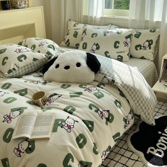 91家纺网 家纺一手货源 找家纺 三朵家纺 2025新款三丽鸥印花牛奶绒四件套 字母帕恰