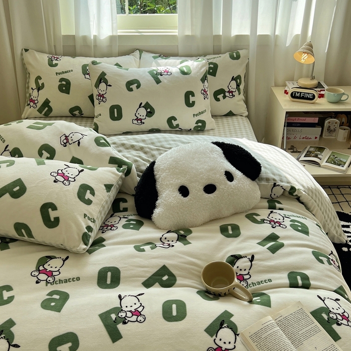 91家纺网 家纺一手货源 找家纺 三朵家纺 2025新款三丽鸥印花牛奶绒四件套 字母帕恰