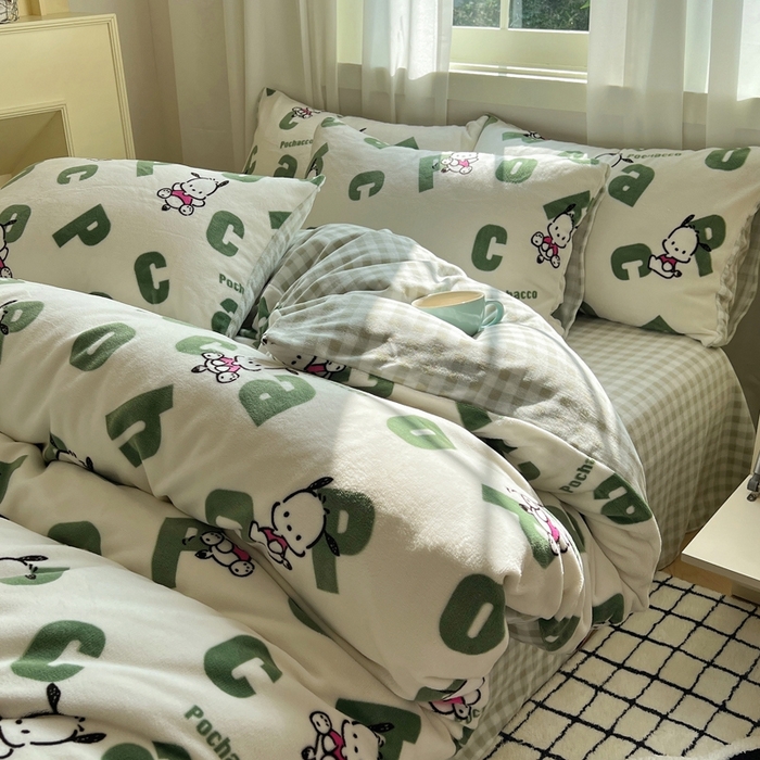 91家纺网 家纺一手货源 找家纺 三朵家纺 2025新款三丽鸥印花牛奶绒四件套 字母帕恰