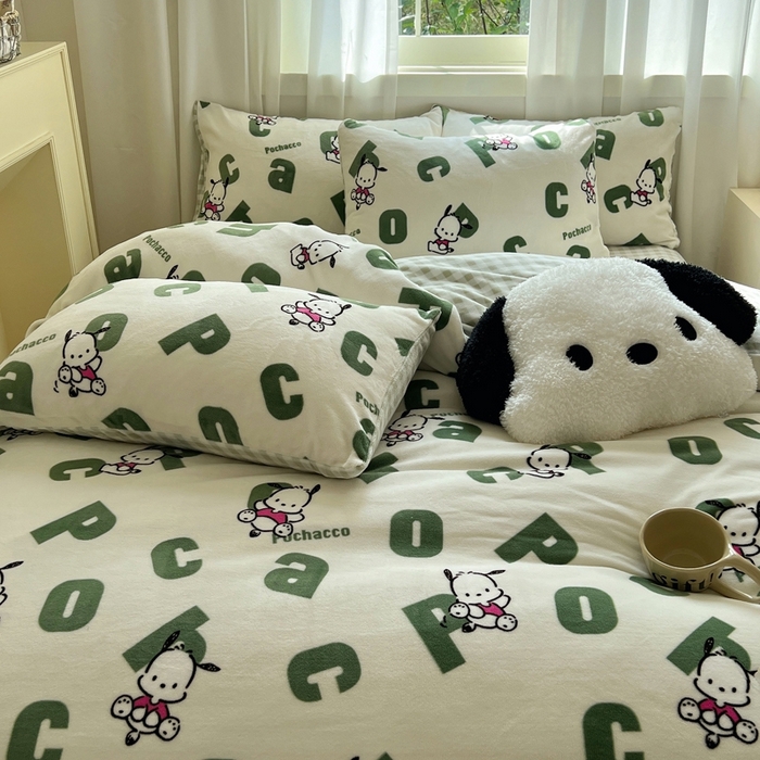 91家纺网 家纺一手货源 找家纺 三朵家纺 2025新款三丽鸥印花牛奶绒四件套 字母帕恰