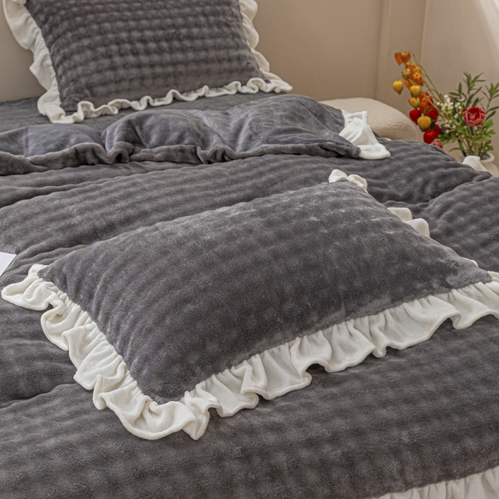 91家纺网 家纺一手货源 找家纺 恩和家纺 2025新款泡泡牛奶绒荷叶边款四件套 泡泡绒飞边深灰