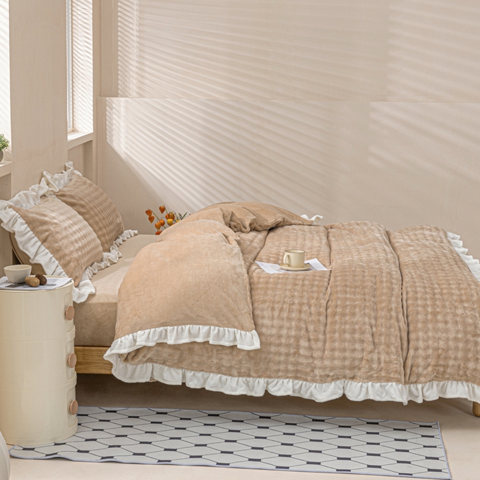 91家纺网 家纺一手货源 找家纺 恩和家纺 2025新款泡泡牛奶绒荷叶边款四件套 泡泡绒飞边咖色