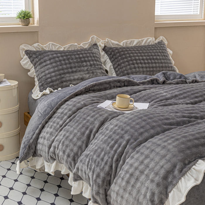 91家纺网 家纺一手货源 找家纺 恩和家纺 2025新款泡泡牛奶绒荷叶边款四件套 泡泡绒飞边深灰