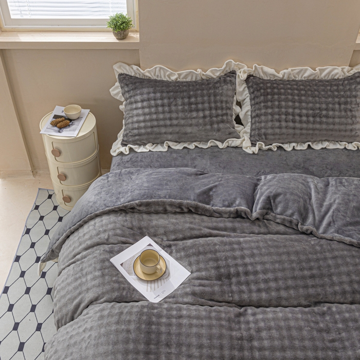 91家纺网 家纺一手货源 找家纺 恩和家纺 2025新款泡泡牛奶绒荷叶边款四件套 泡泡绒飞边深灰