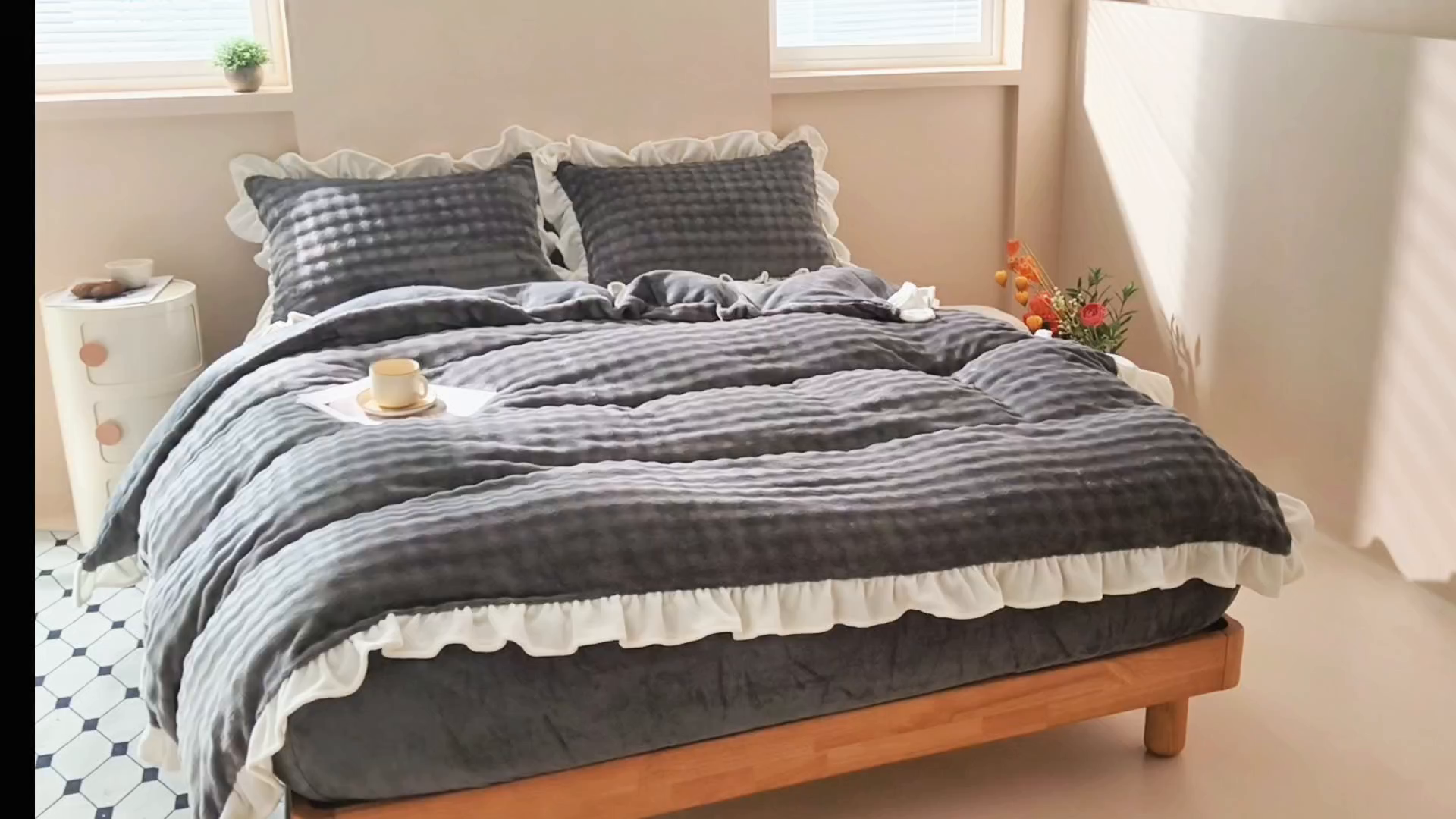 91家纺网 家纺一手货源 找家纺 恩和家纺 2025新款泡泡牛奶绒荷叶边款四件套 泡泡绒飞边深灰