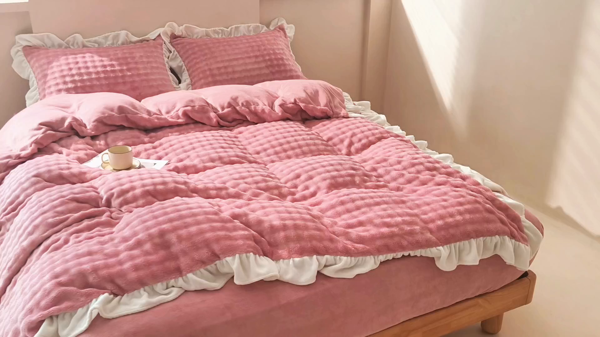 91家纺网 家纺一手货源 找家纺 恩和家纺 2025新款泡泡牛奶绒荷叶边款四件套 泡泡绒飞边款豆沙