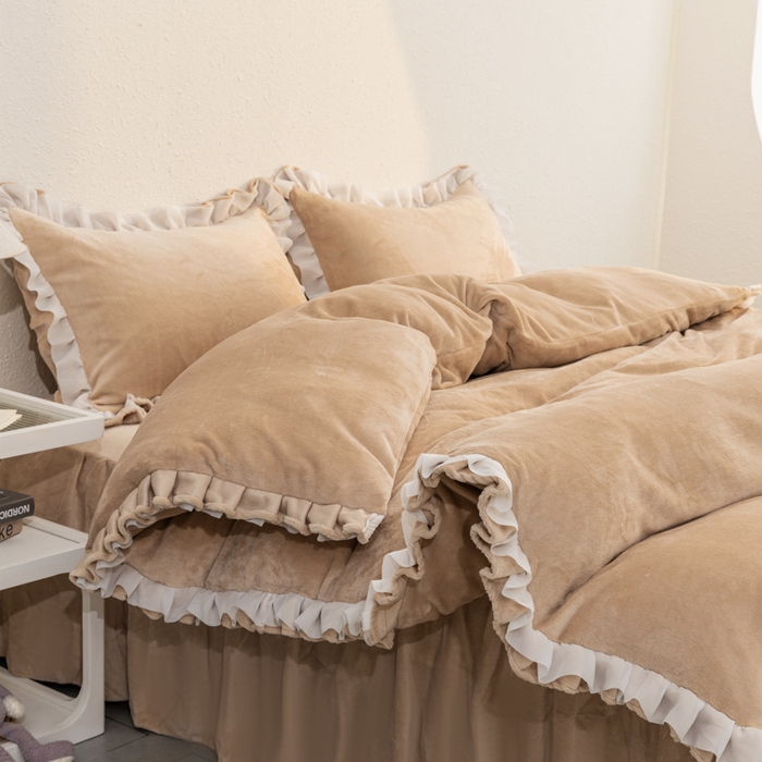 恩和家纺 2025新款白色薄纱双层飞边牛奶绒四件套 米驼