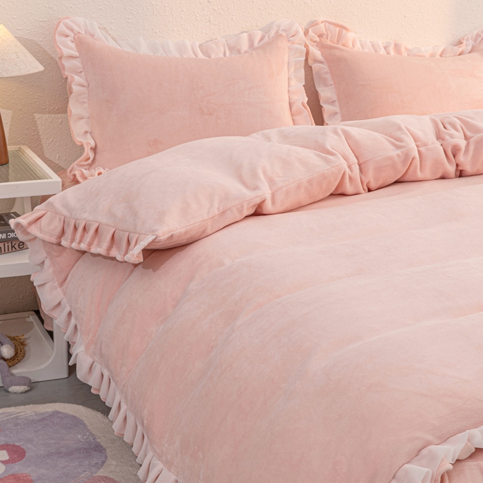 91家纺网 家纺一手货源 找家纺 恩和家纺 2025新款白色薄纱双层飞边牛奶绒四件套 粉玉