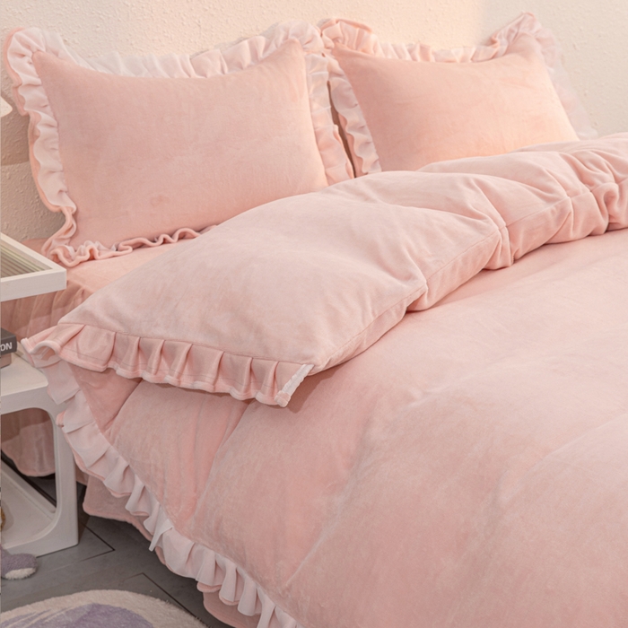 91家纺网 家纺一手货源 找家纺 恩和家纺 2025新款白色薄纱双层飞边牛奶绒四件套 粉玉