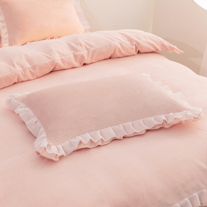 91家纺网 家纺一手货源 找家纺 恩和家纺 2025新款白色薄纱双层飞边牛奶绒四件套 粉玉