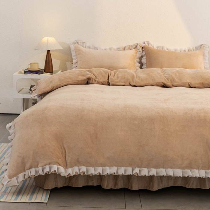 91家纺网 家纺一手货源 找家纺 恩和家纺 2025新款白色薄纱双层飞边牛奶绒四件套 米驼