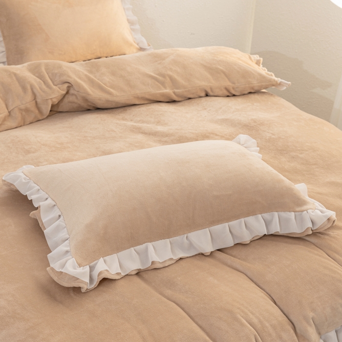 91家纺网 家纺一手货源 找家纺 恩和家纺 2025新款白色薄纱双层飞边牛奶绒四件套 米驼