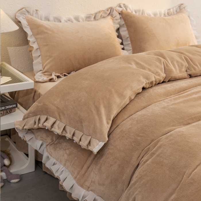 91家纺网 家纺一手货源 找家纺 恩和家纺 2025新款白色薄纱双层飞边牛奶绒四件套 米驼