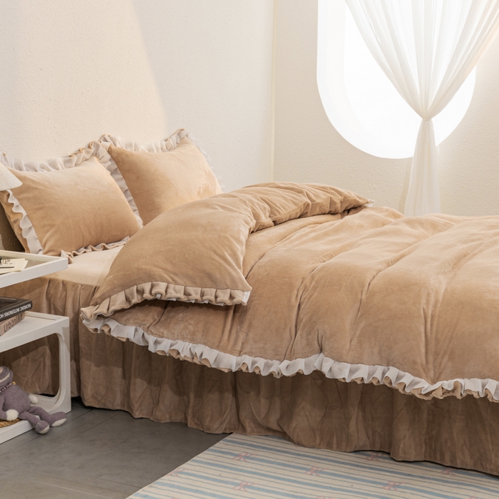 91家纺网 家纺一手货源 找家纺 恩和家纺 2025新款白色薄纱双层飞边牛奶绒四件套 米驼