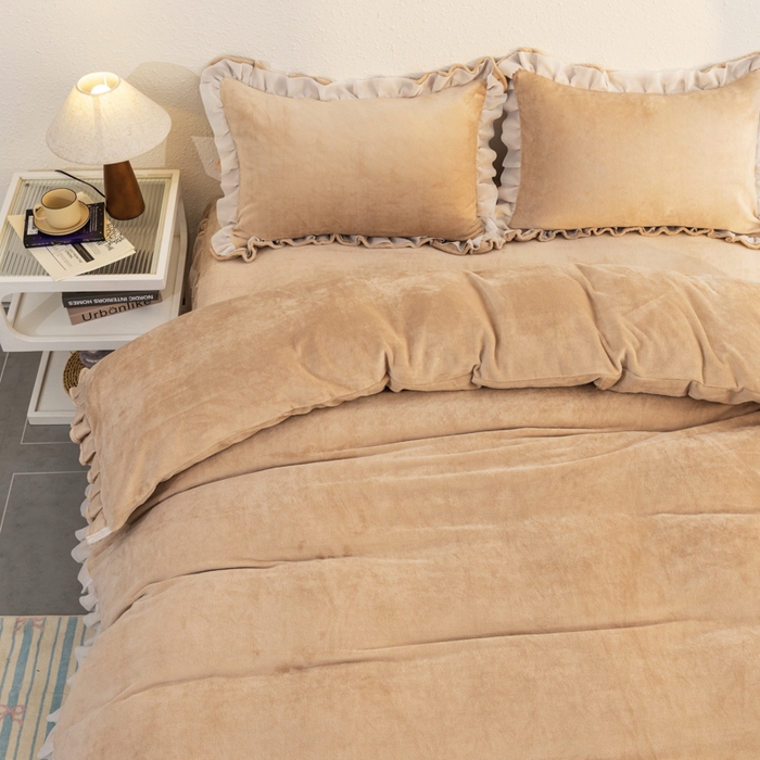 91家纺网 家纺一手货源 找家纺 恩和家纺 2025新款白色薄纱双层飞边牛奶绒四件套 米驼