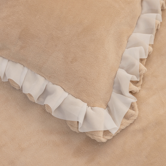 91家纺网 家纺一手货源 找家纺 恩和家纺 2025新款白色薄纱双层飞边牛奶绒四件套 米驼