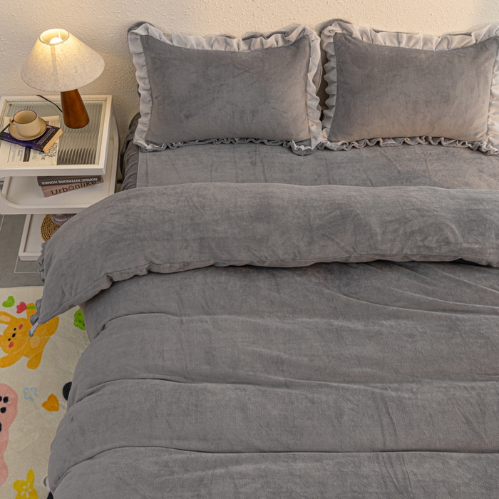 91家纺网 家纺一手货源 找家纺 恩和家纺 2025新款白色薄纱双层飞边牛奶绒四件套 灰色