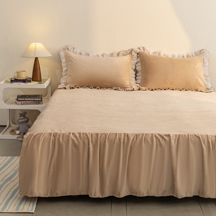 91家纺网 家纺一手货源 找家纺 恩和家纺 2025新款白色薄纱双层飞边牛奶绒四件套 米驼