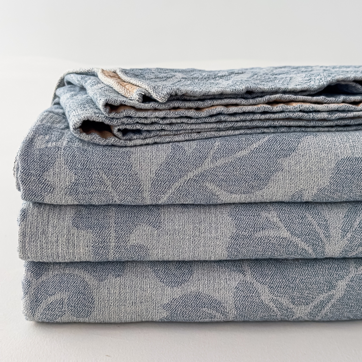 91家纺网 家纺一手货源 找家纺 悦然毛巾被 2025全棉欧式提花纱布毛巾被毛毯-洛可可 洛可可雾蓝