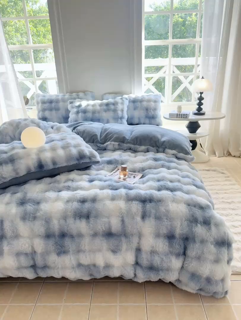 91家纺网 家纺一手货源 找家纺 品乐家纺 2025新款简约纯色A类220克泡泡兔绒四件套 渐变-天青蓝