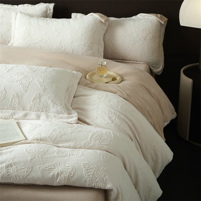 91家纺网 家纺一手货源 找家纺 亿梵 2025秋冬新款A类全消光牛奶绒立体5D雕花绒四件套蝶舞轻裳-奶油白