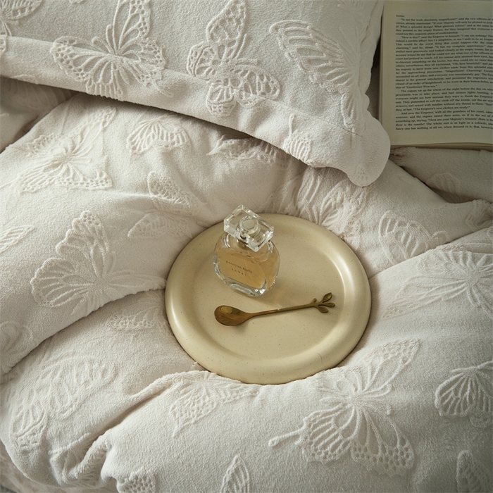 91家纺网 家纺一手货源 找家纺 亿梵 2025秋冬新款A类全消光牛奶绒立体5D雕花绒四件套蝶舞轻裳-奶油白