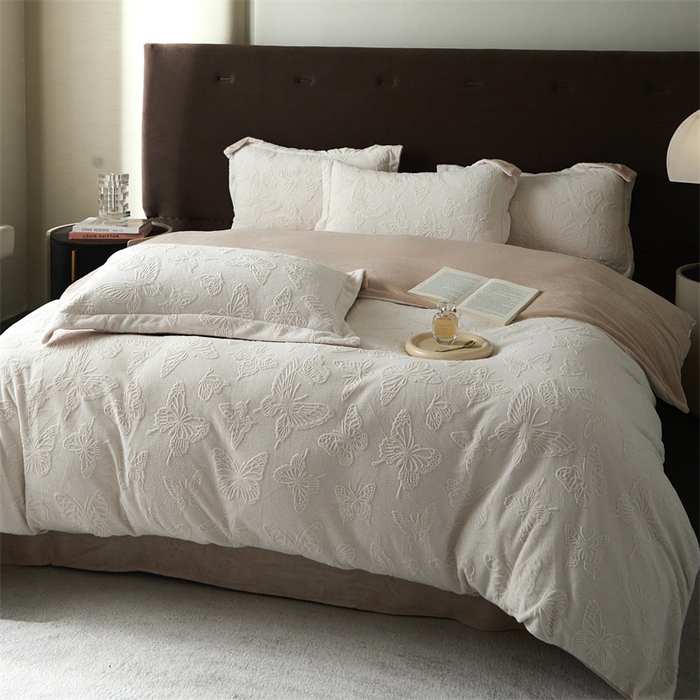 91家纺网 家纺一手货源 找家纺 亿梵 2025秋冬新款A类全消光牛奶绒立体5D雕花绒四件套蝶舞轻裳-奶油白