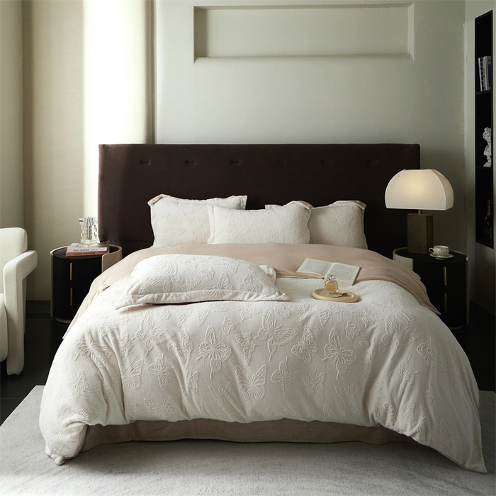 91家纺网 家纺一手货源 找家纺 亿梵 2025秋冬新款A类全消光牛奶绒立体5D雕花绒四件套蝶舞轻裳-奶油白