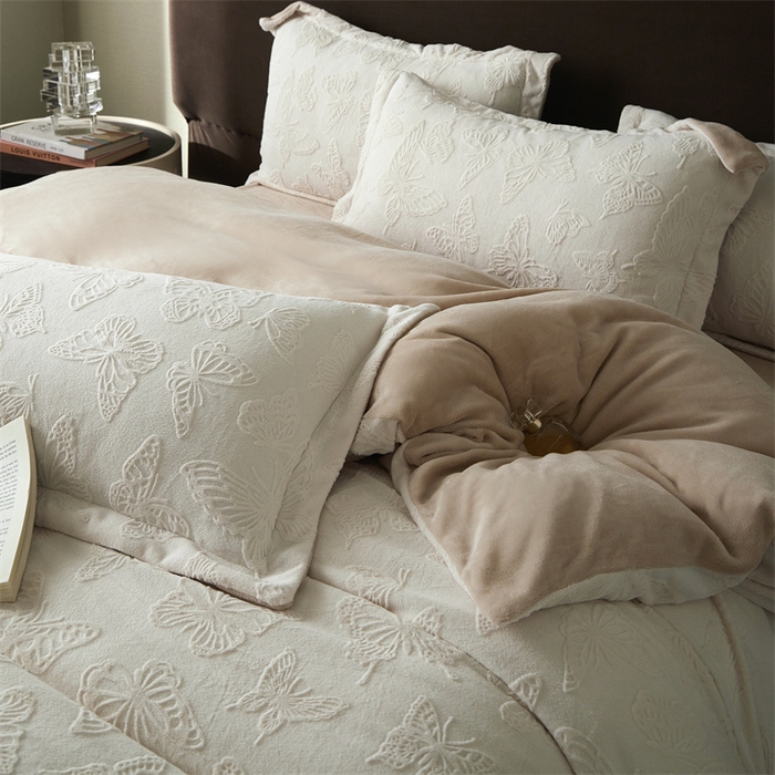 91家纺网 家纺一手货源 找家纺 亿梵 2025秋冬新款A类全消光牛奶绒立体5D雕花绒四件套蝶舞轻裳-奶油白