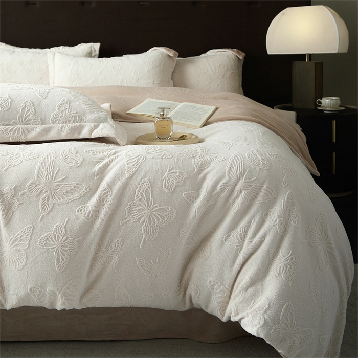 91家纺网 家纺一手货源 找家纺 亿梵 2025秋冬新款A类全消光牛奶绒立体5D雕花绒四件套蝶舞轻裳-奶油白