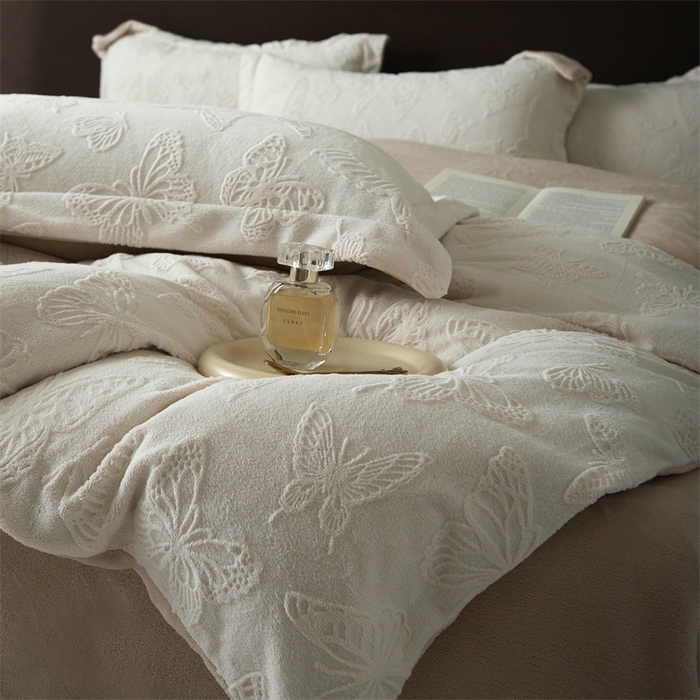 91家纺网 家纺一手货源 找家纺 亿梵 2025秋冬新款A类全消光牛奶绒立体5D雕花绒四件套蝶舞轻裳-奶油白