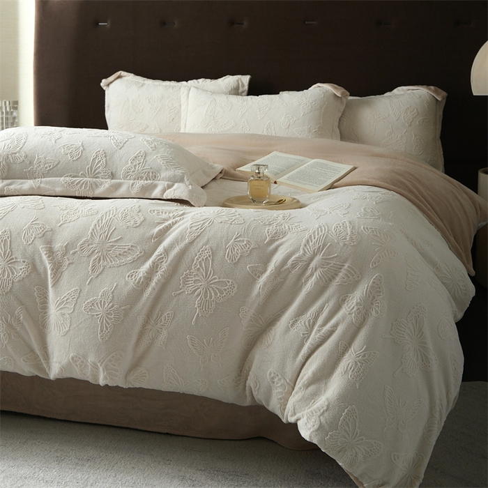 91家纺网 家纺一手货源 找家纺 亿梵 2025秋冬新款A类全消光牛奶绒立体5D雕花绒四件套蝶舞轻裳-奶油白