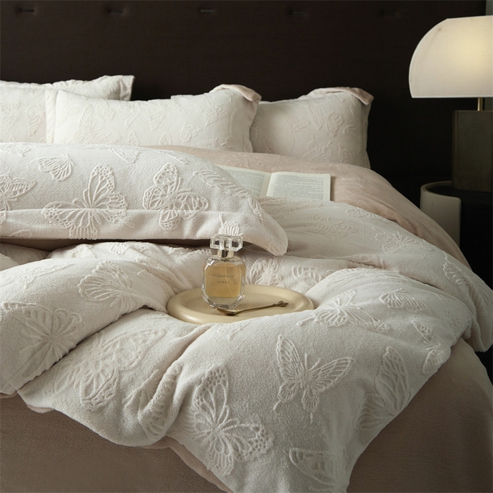 91家纺网 家纺一手货源 找家纺 亿梵 2025秋冬新款A类全消光牛奶绒立体5D雕花绒四件套蝶舞轻裳-奶油白