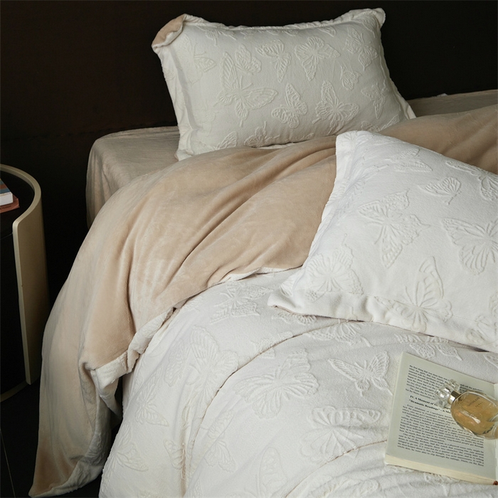 91家纺网 家纺一手货源 找家纺 亿梵 2025秋冬新款A类全消光牛奶绒立体5D雕花绒四件套蝶舞轻裳-奶油白