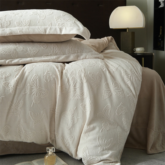 91家纺网 家纺一手货源 找家纺 亿梵 2025秋冬新款A类全消光牛奶绒立体5D雕花绒四件套蝶舞轻裳-奶油白