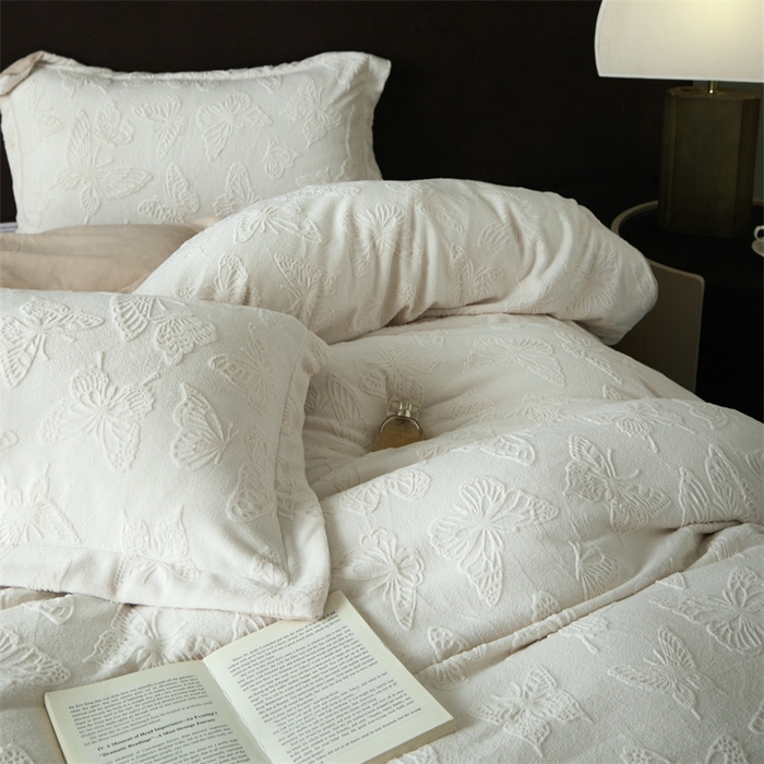 91家纺网 家纺一手货源 找家纺 亿梵 2025秋冬新款A类全消光牛奶绒立体5D雕花绒四件套蝶舞轻裳-奶油白