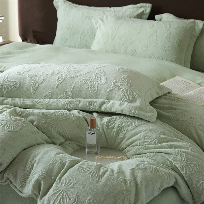 91家纺网 家纺一手货源 找家纺 亿梵 2025秋冬新款A类全消光牛奶绒立体5D雕花绒四件套蝶舞轻裳-清新绿