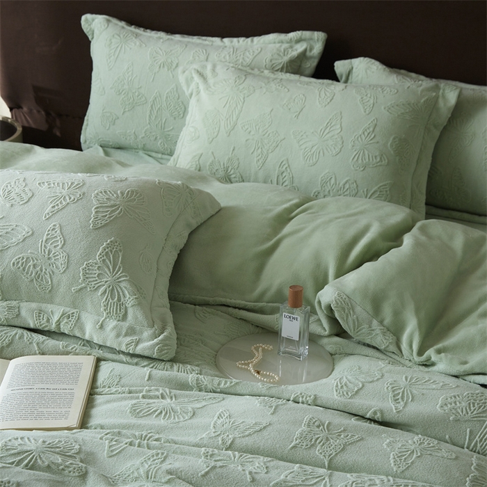 91家纺网 家纺一手货源 找家纺 亿梵 2025秋冬新款A类全消光牛奶绒立体5D雕花绒四件套蝶舞轻裳-清新绿