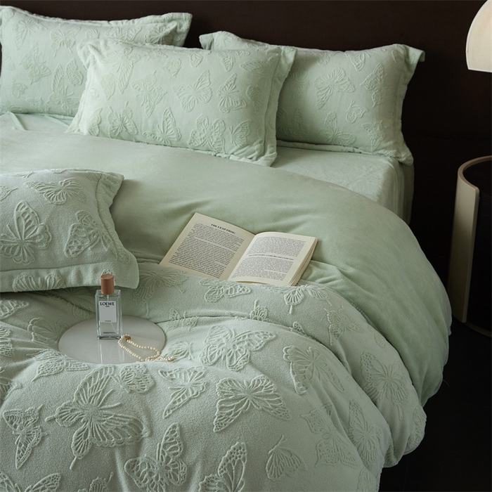 91家纺网 家纺一手货源 找家纺 亿梵 2025秋冬新款A类全消光牛奶绒立体5D雕花绒四件套蝶舞轻裳-清新绿