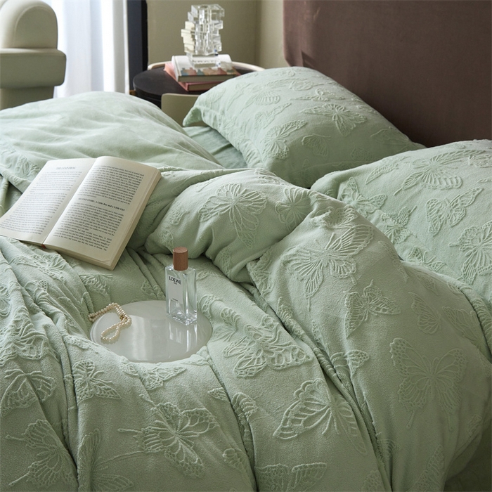 91家纺网 家纺一手货源 找家纺 亿梵 2025秋冬新款A类全消光牛奶绒立体5D雕花绒四件套蝶舞轻裳-清新绿