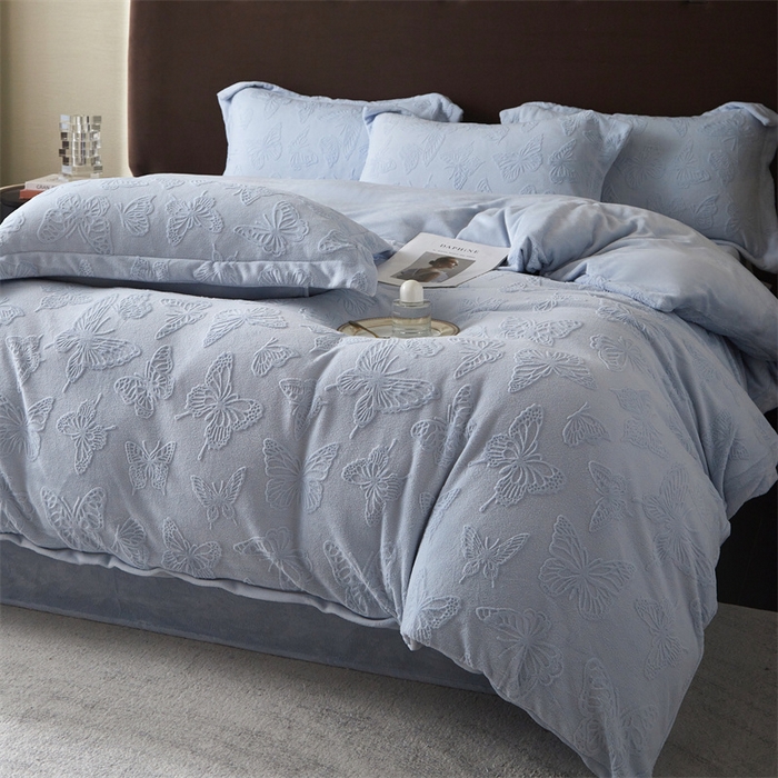 91家纺网 家纺一手货源 找家纺 亿梵 2025秋冬新款A类全消光牛奶绒立体5D雕花绒四件套蝶舞轻裳-天空蓝