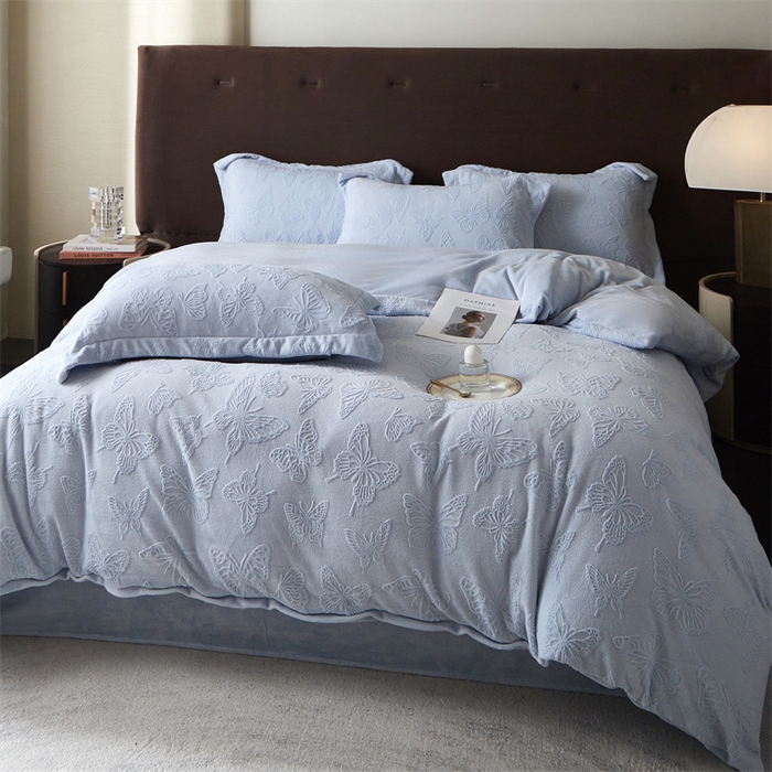 91家纺网 家纺一手货源 找家纺 亿梵 2025秋冬新款A类全消光牛奶绒立体5D雕花绒四件套蝶舞轻裳-天空蓝