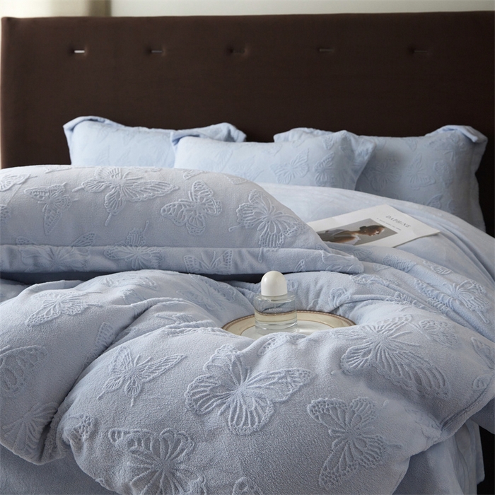 91家纺网 家纺一手货源 找家纺 亿梵 2025秋冬新款A类全消光牛奶绒立体5D雕花绒四件套蝶舞轻裳-天空蓝