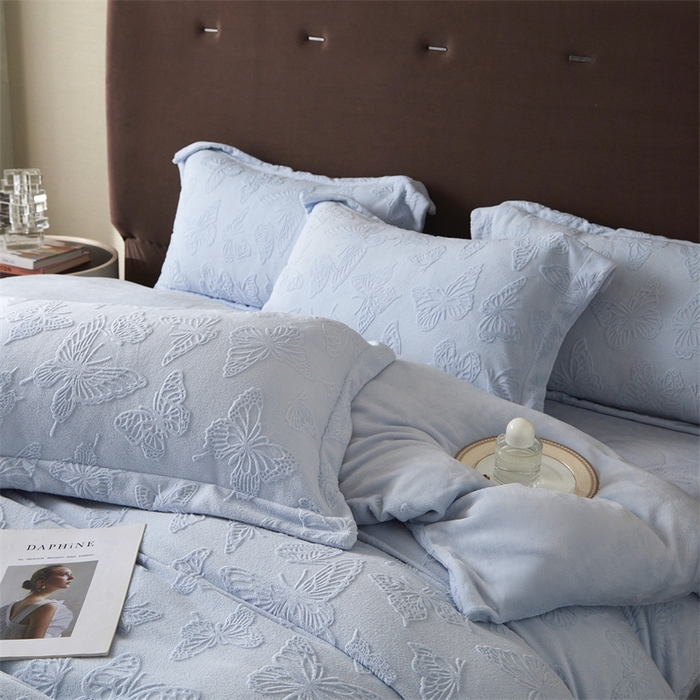 91家纺网 家纺一手货源 找家纺 亿梵 2025秋冬新款A类全消光牛奶绒立体5D雕花绒四件套蝶舞轻裳-天空蓝