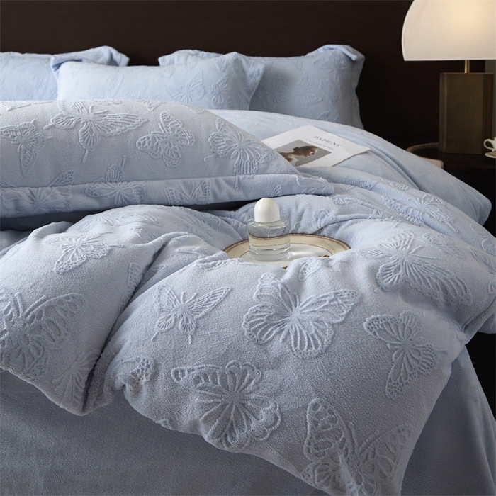 91家纺网 家纺一手货源 找家纺 亿梵 2025秋冬新款A类全消光牛奶绒立体5D雕花绒四件套蝶舞轻裳-天空蓝