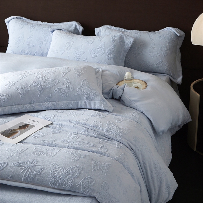 91家纺网 家纺一手货源 找家纺 亿梵 2025秋冬新款A类全消光牛奶绒立体5D雕花绒四件套蝶舞轻裳-天空蓝